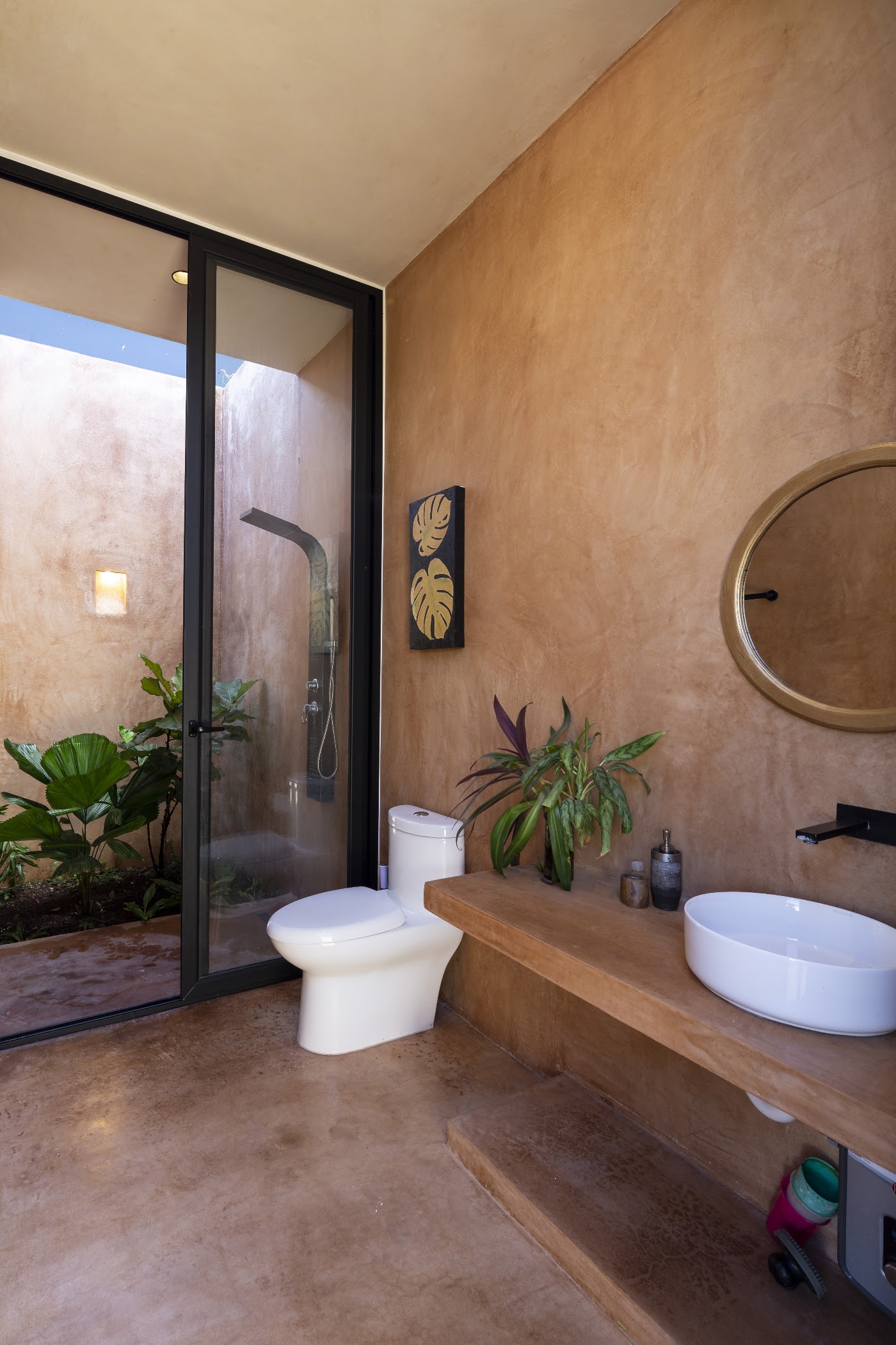 Salle de bain entièrement recouverte de chukum terracotta : murs, comptoir et plancher