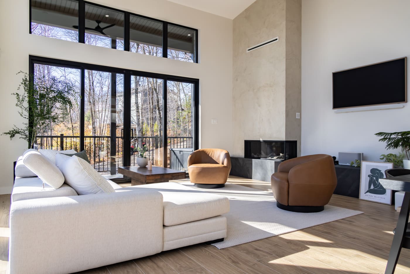 Foyer en microbéton beige — grand salon