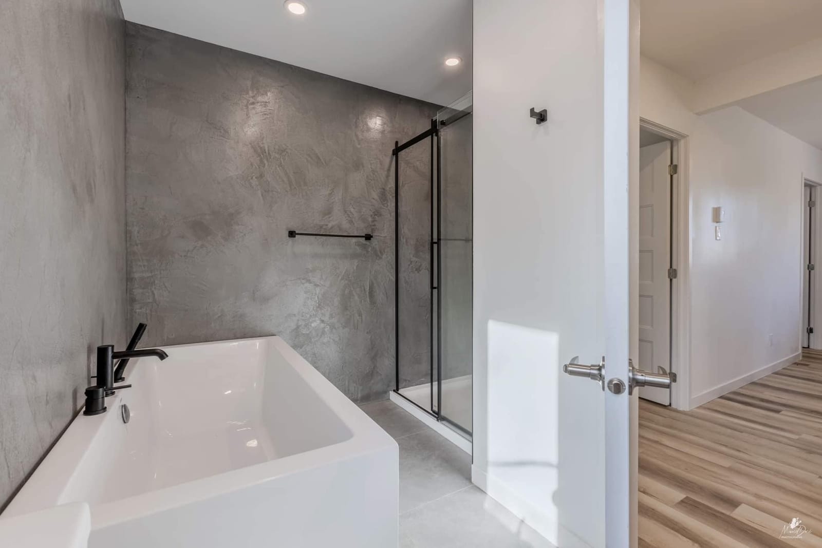 Salle de bain en microbéton gris