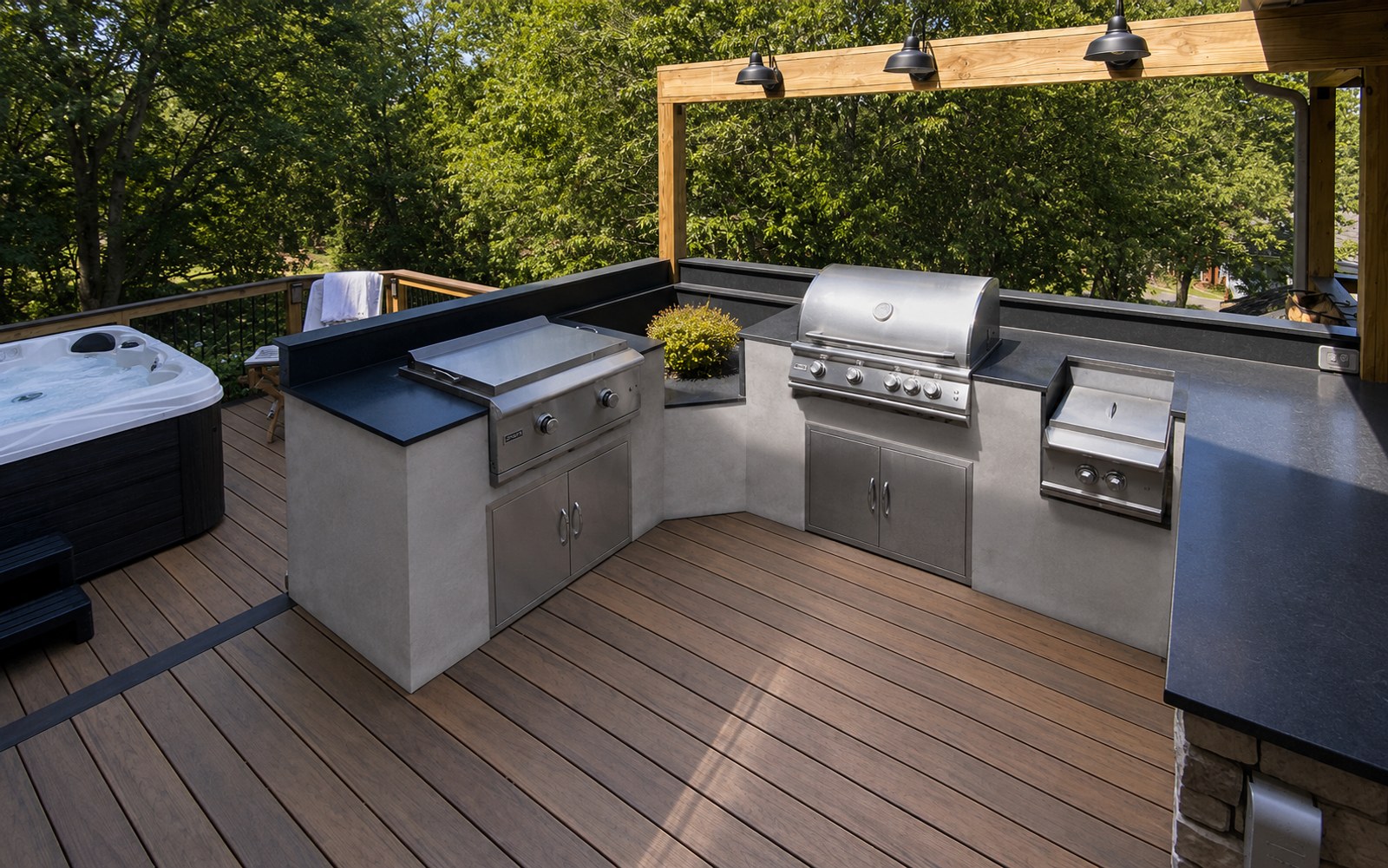 Patio avec cuisine extérieure en microbéton