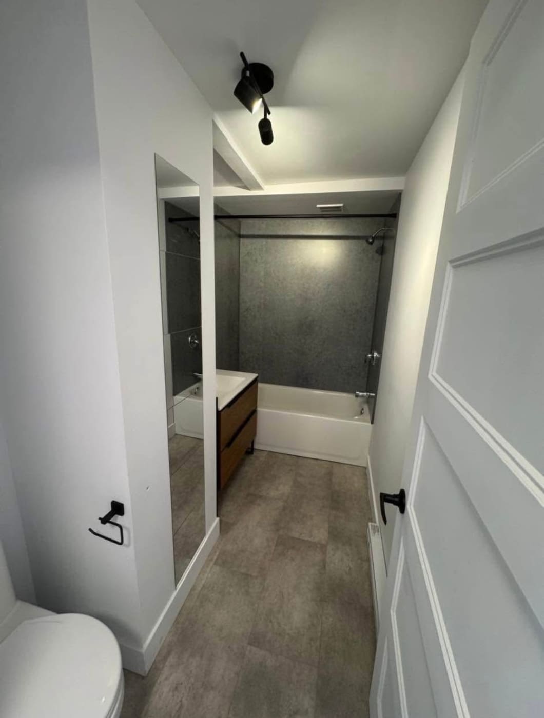 Salle de bain en microbéton gris